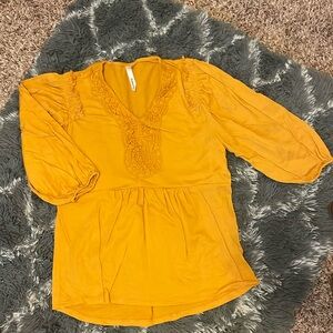 3/4 sleeve yellow mustard top, gently used